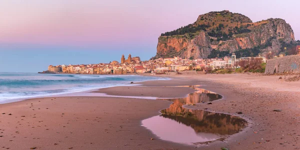 Cefalu bij zonsondergang, Sicilië, Italië — Stockfoto