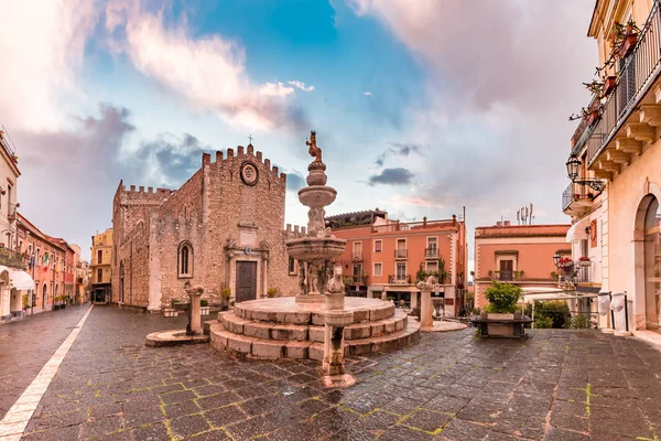 Piazza Duomo in Taormina, Sicilië, Italië — Stockfoto