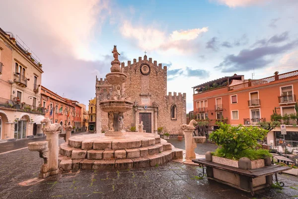 Piazza Duomo in Taormina, Sicilië, Italië — Stockfoto