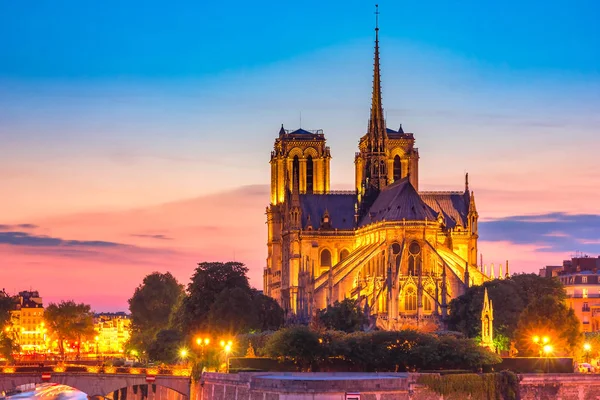 Catedral de Notre Dame de Paris ao pôr do sol, França — Fotografia de Stock