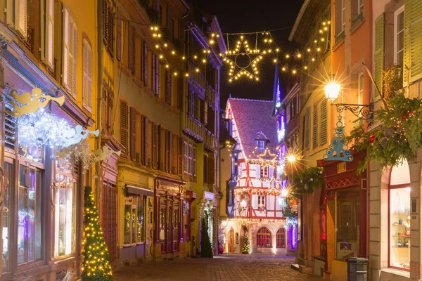 Boże Narodzenie ulica w nocy w Colmar, Alzacja, Francja — Zdjęcie stockowe