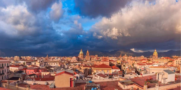 Palermo bei Sonnenuntergang, Sizilien, Italien — Stockfoto