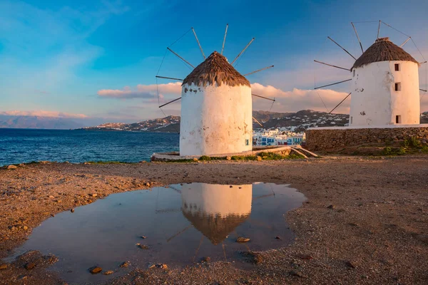 Traditionele windmolens bij zonsopgang, Santorini, Griekenland — Stockfoto