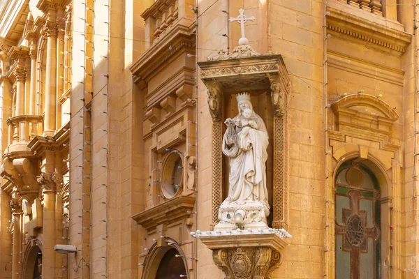 Koristeltu katu Vallettan vanhassa kaupungissa, Malta — kuvapankkivalokuva