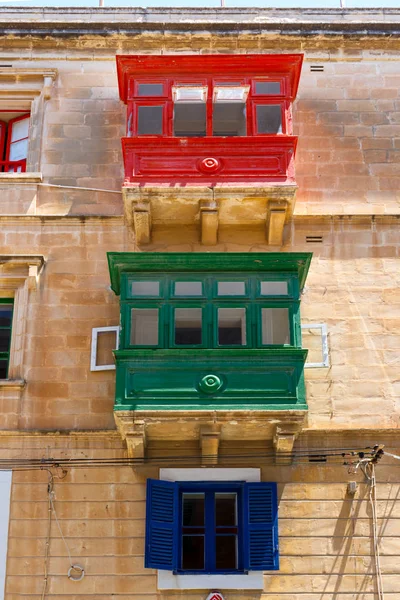 Geleneksel renkli ahşap balkonlar, Malta — Stok fotoğraf