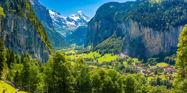 Mountain village Lauterbrunnen, Switzerland — Stock Photo, Image