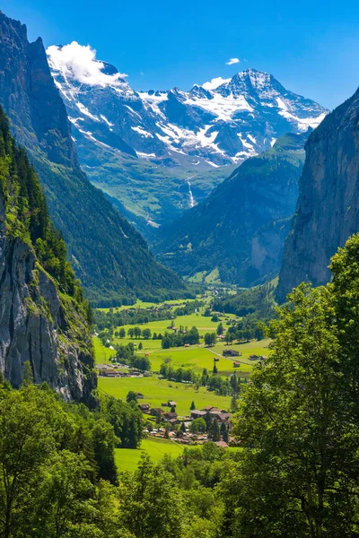Villaggio di montagna Lauterbrunnen, Svizzera — Foto Stock