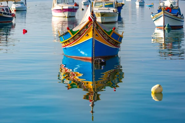 Taditional очима човни Luzzu в Марсашлокк, Мальта — стокове фото