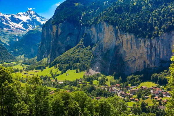 Горная деревня Лаутербруннен, Швейцария — стоковое фото
