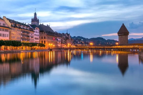Luzern bei Sonnenaufgang, Schweiz — Stockfoto