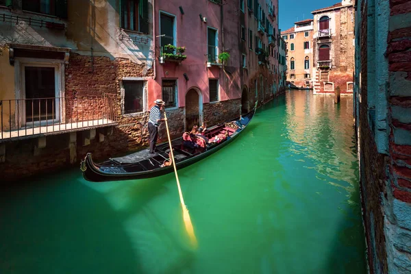 Gondeln auf Kanal in Venedig, Italien — Stockfoto