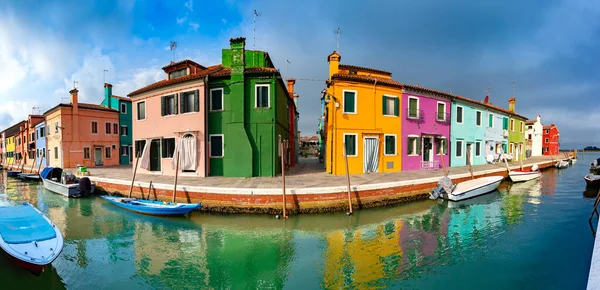 Casas coloridas em Burano, Veneza — Fotografia de Stock