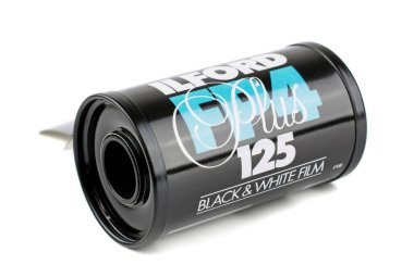 Niedersachsen, Almanya 30 Mayıs 2018: Beyaz bir arka plan üzerinde Ilford Fp4 125 siyah beyaz 35mm analog kamera film rulo