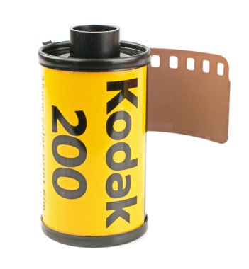 Niedersachsen, Almanya 30 Mayıs 2018: Beyaz bir arka plan üzerinde Kodak Gold 200 35 mm analog kamera film rulo