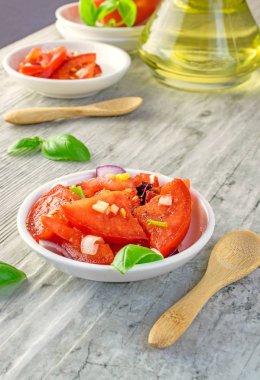 Taze domates ve soğan salata bir rustik ahşap mutfak masasında