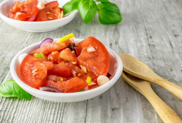 Close Tomate Fresco Salada Cebola Uma Mesa Cozinha Madeira Rústica — Fotografia de Stock