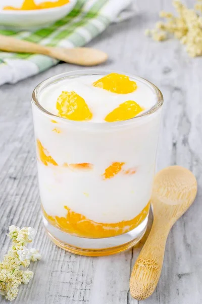 Dessert Yaourt Orange Frais Dans Verre Sur Une Table Bois — Photo