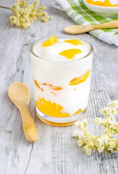 Dessert Yaourt Orange Frais Dans Verre Sur Une Table Bois — Photo