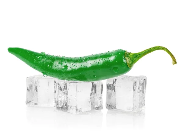 Uma Pimenta Verde Deitada Cubos Gelo Contra Fundo Branco Com — Fotografia de Stock