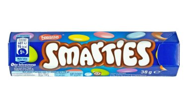 Niedersachsen, Almanya 25 Eylül 2018: Smarties Nestle çikolata tatlılar beyaz zemin üzerinde bir tüp