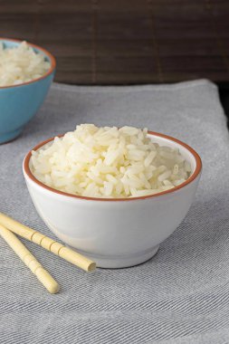 Metniniz için kopya alanı ile keten bir havlu üzerinde pişmiş beyaz pirinç 