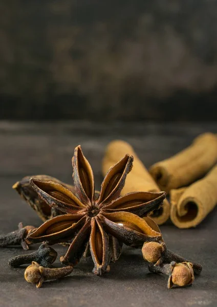 Primer Plano Estrella Anisada Palitos Canela Clavos Olor Sobre Fondo —  Fotos de Stock