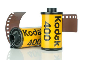 Niedersachsen, Almanya 14 Aralık 2018: İki rulo Kodak Ultramax 400 35mm kamera film beyaz bir arka plan üzerinde.
