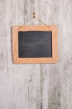Metin veya resim için kopya alanı ile rustik bir arka planda düz asılı bir ahşap çerçeveli tahta