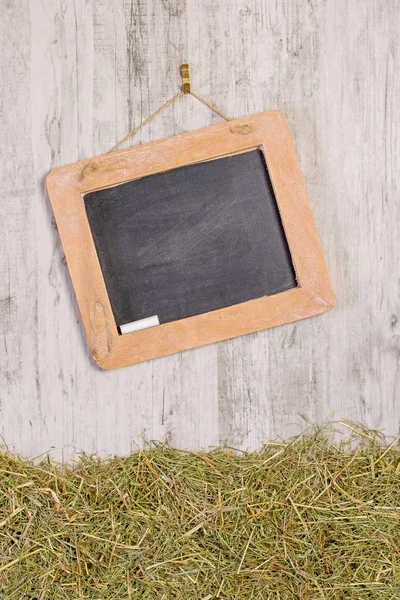 Tableau Noir Encadré Bois Avec Craie Suspendue Angle Sur Fond — Photo