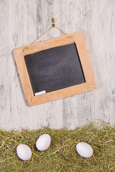 Een Houten Omlijst Bord Met Krijt Opknoping Een Rustieke Achtergrond — Stockfoto