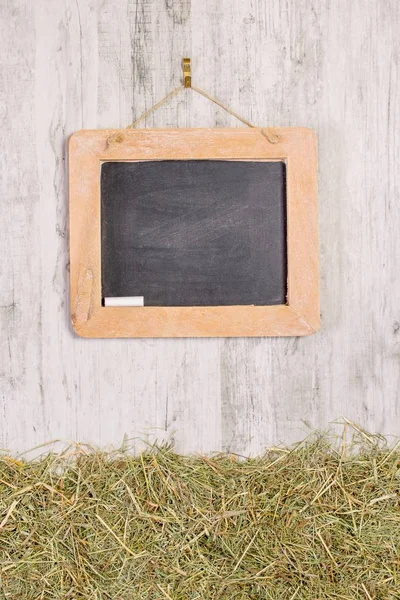 Een Houten Ingelijst Bord Met Krijt Opknoping Een Rustieke Achtergrond — Stockfoto