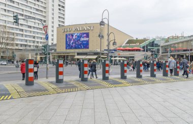 Berlin, Almanya 13 Nisan 2019: Etkinliklerde ve pazarlarda terör araç saldırılarına karşı önlem almak için taşınabilir geçici yol blok sistemi. 