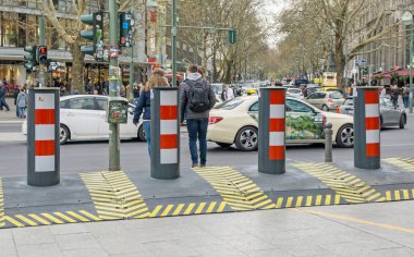 Berlin, Almanya 13 Nisan 2019: Etkinliklerde ve pazarlarda terör araç saldırılarına karşı önlem almak için taşınabilir geçici yol blok sistemi. 