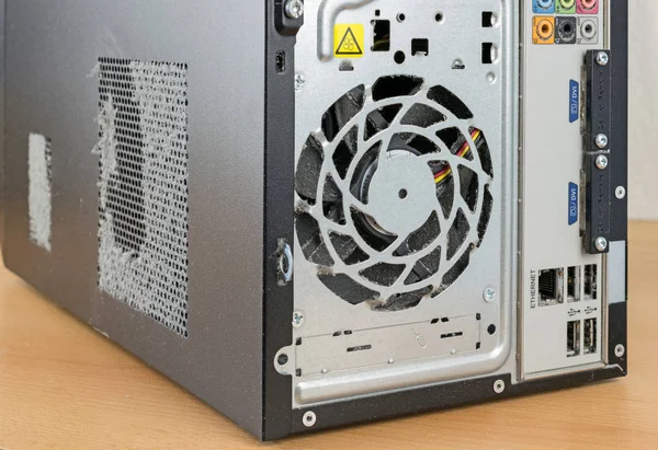 计算机外壳外壳外部的特写 显示冷却风扇和喷口覆盖灰尘 — 图库照片