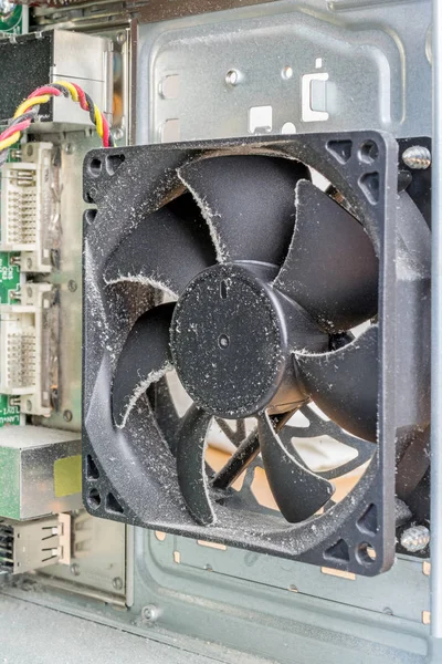 Close Interior Uma Caixa Computador Mostrando Ventilador Refrigeração Coberto Com — Fotografia de Stock