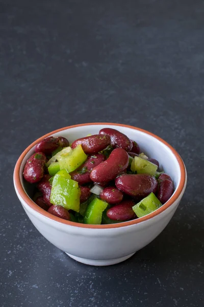 Feijão Rim Fresco Salada Pimenta Verde Uma Tigela Branca Pequena — Fotografia de Stock