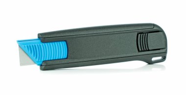 Beyaz arka plan üzerinde açık konumda geri çekilebilir cep boyutunda maket bıçağı