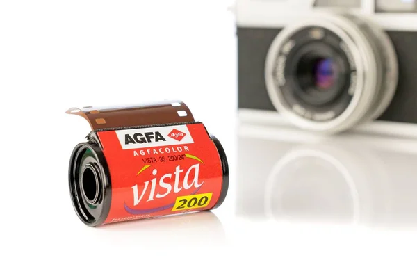 ニーダーザクセン ドイツ 2019年7月20日 背景に黒いレトロなカメラを持つAgfa Vistaカラー35Mmカメラフィルムのロール — ストック写真