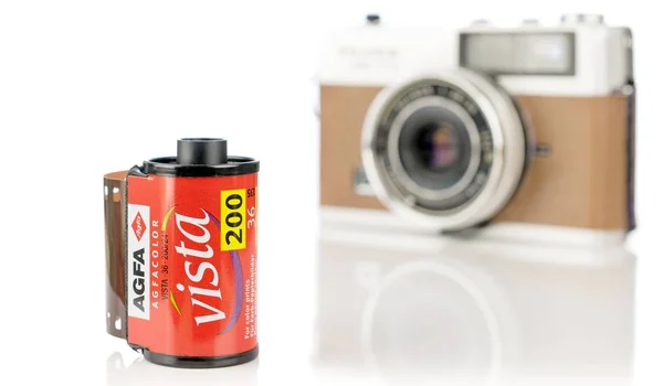 ニーダーザクセン ドイツ 2019年7月20日 背景に茶色のレトロなカメラを持つAgfa Vistaカラー35Mmカメラフィルムのロール — ストック写真