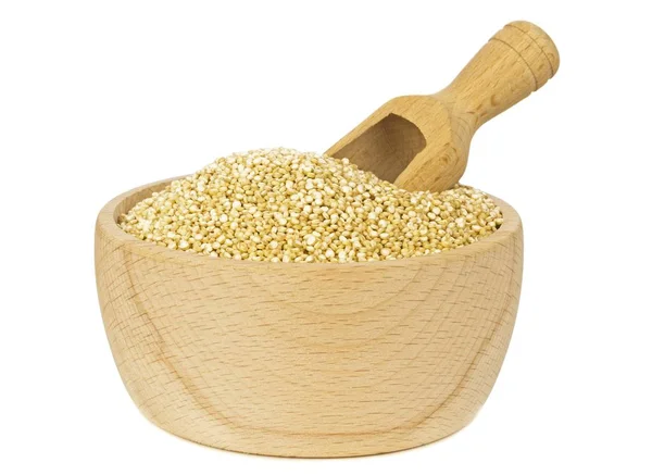 Eine Hölzerne Schüssel Quinoa Mit Schaufel Isoliert Auf Weißem Hintergrund — Stockfoto