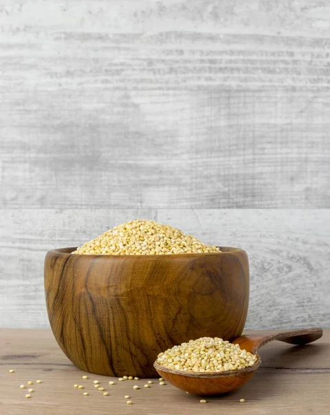 Een Houten Kom Van Quinoa Zaden Lepel Een Houten Achtergrond — Stockfoto