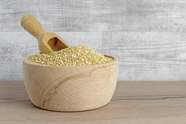 Egy Fából Készült Tál Quinoa Magok Lapát Egy Fából Készült — Stock Fotó