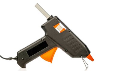 Beyaz arka planda yapıştırıcı dolu elektrikli sıcak yapıştırıcı tabancası.