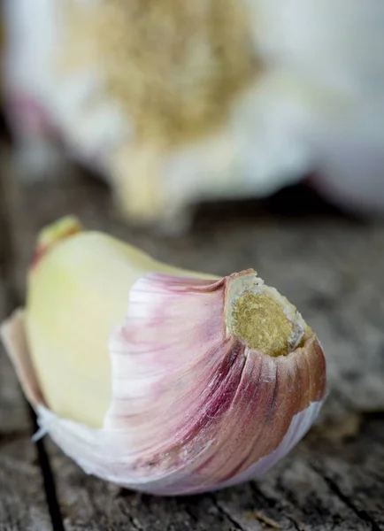 Detailní Makro Obraz Stroužku Česneku Rustikálním Dřevěném Povrchu — Stock fotografie