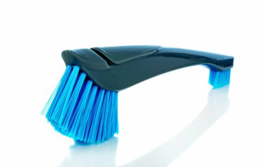 Beyaz arka plandaki fayanslar arasındaki harcı temizlemek için çift uçlu plastik fırça