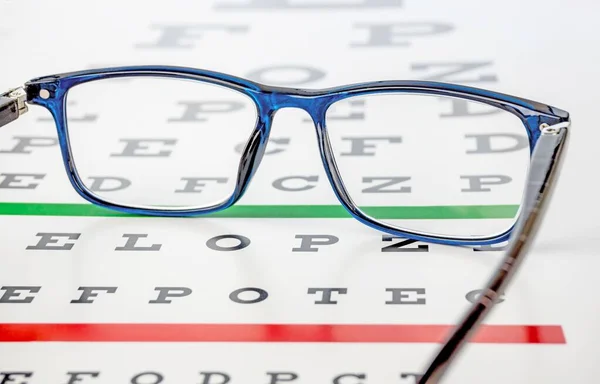 Close Par Óculos Deitados Gráfico Teste Olho — Fotografia de Stock