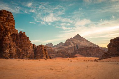 Kayalıklı güneşli çöl. Ürdün. Gün batımında Wadi Rum