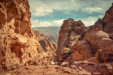 Dağlar arasındaki Petra manastırı yolu, UNESCO Mirası