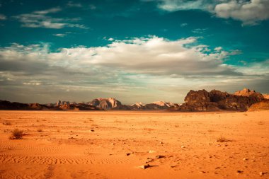 Gün batımında Wadi Rum Çölü 'nün güzel manzarası