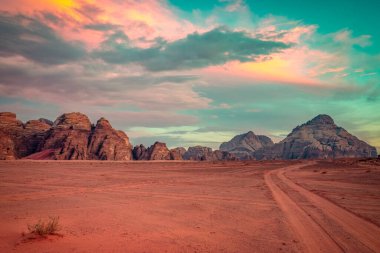 Mars gezegeni manzara gibi - Ürdün 'deki Wadi Rum Çölü' nün fotoğrafı üzerinde pembe gökyüzü olan bu yer birçok bilim kurgu filmi için hazırlanmıştır.